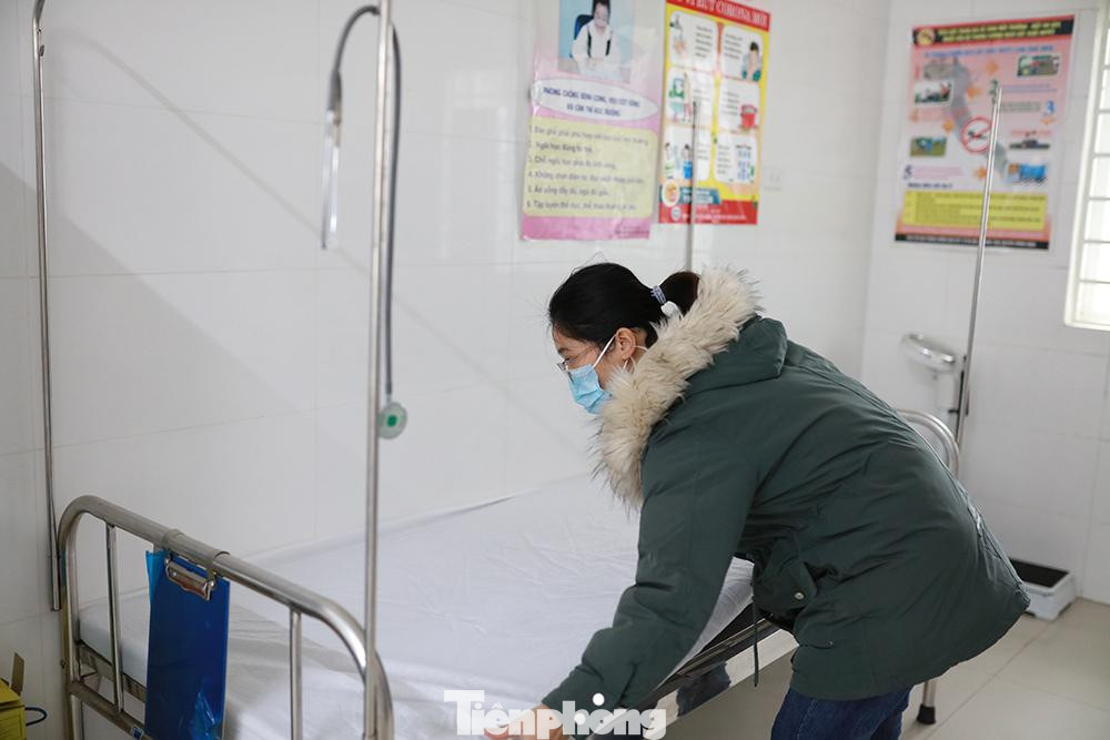 Bà Bùi Thị Minh Thu, hiệu trưởng nhà trường cho biết, đến ngày mai trường mới tổ chức họp phụ huynh để trao đổi, thống nhất các phương án phòng chống dịch. Qua khảo sát có 80% phụ huynh đồng ý cho con tới trường, còn 20% phụ huynh còn lo lắng, băn khoăn. Chưa đi học nhưng trường cũng có khoảng 30 học sinh và 3 giáo viên mắc COVID-19. Cùng với một số giáo viên là F1 nên trong ngày 21/2 tới, không phải lớp nào cũng đến trường học trực tiếp được do thiếu giáo viên.(Công tác chuẩn bị như phòng cách ly y tế đã được bố trí riêng)