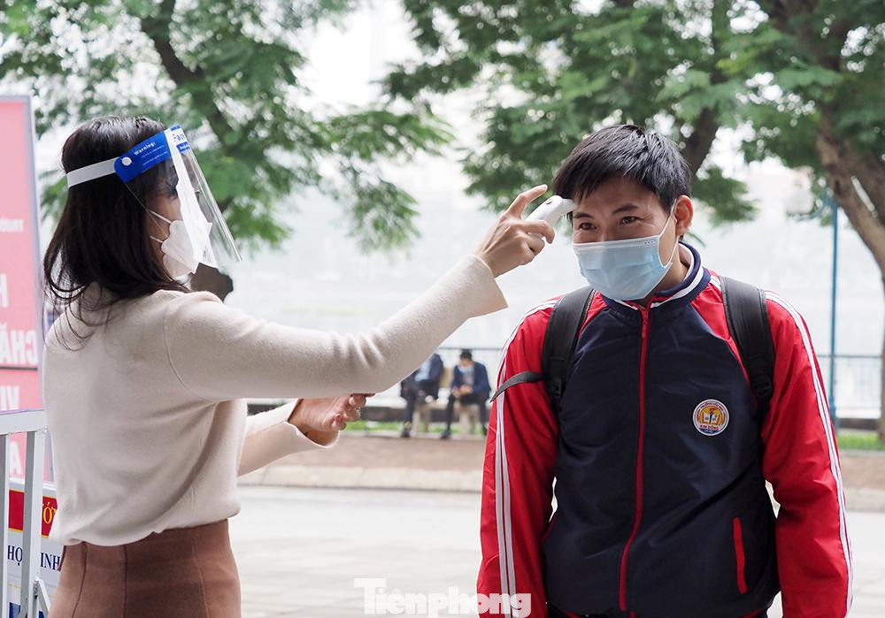 Tại trường Tiểu học Kim Đồng (quận Ba Đình) đã tổ chức diễn tập công tác phòng chống dịch COVID-19 nhằm chuẩn bị đón học sinh trở lại trường.