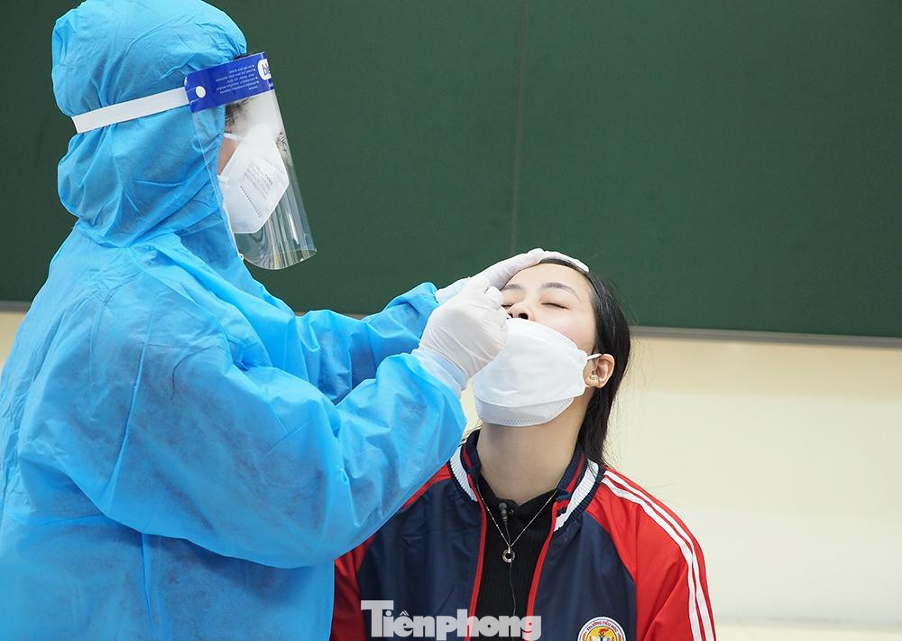 Tại buổi diễn tập, cô Nguyễn Thị Vân Anh - Hiệu trưởng Trường tiểu học Kim Đồng (Ba Đình), cho biết: Nhà trường chuẩn bị 3 phòng (1 phòng Y tế dành cho những học sinh cần chăm sóc y tế mà không có dấu hiệu dịch tễ; Phòng cách ly 1 dành cho học sinh có dấu hiệu ho, sốt nghi nhiễm Covid-19; Phòng cách ly 2 dành cho những học sinh F0)