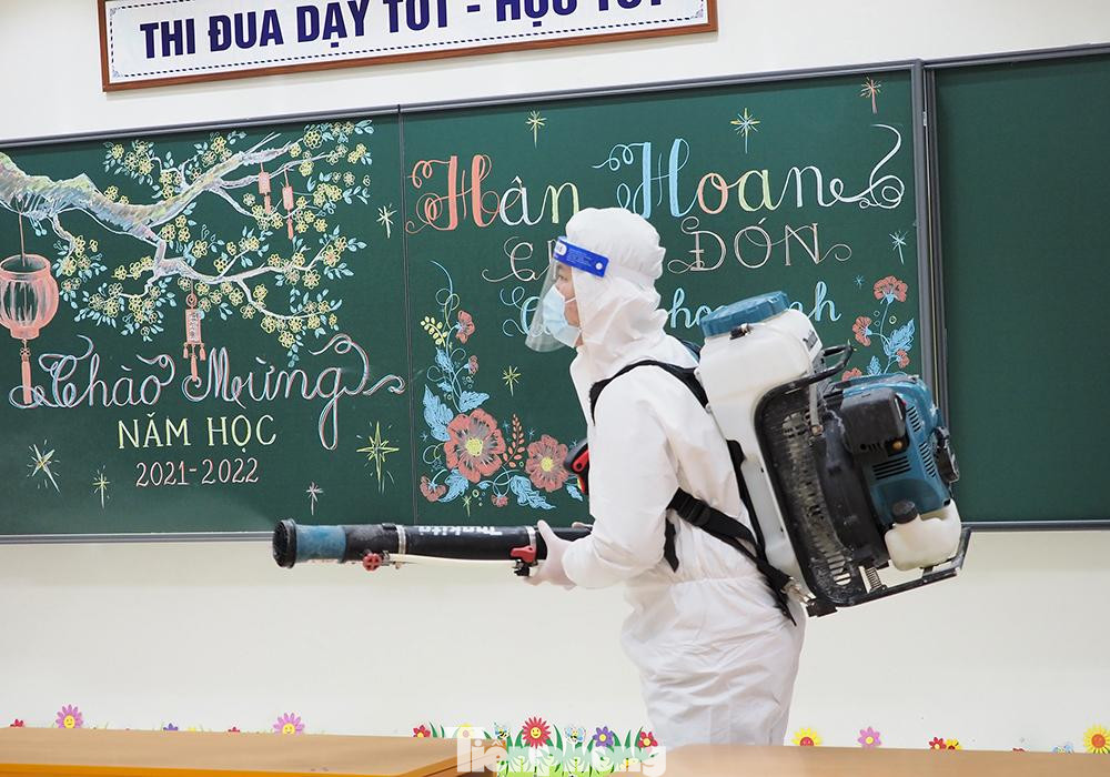 Kết thúc buổi học, bộ phận lao công thực hiện nhiệm vụ vệ sinh theo quy định: Khử khuẩn phòng học, tay nắm cửa, cầu thang, hành lang. Trong suốt buổi học, lớp học luôn mở thông thoáng và không sử dụng điều hòa.