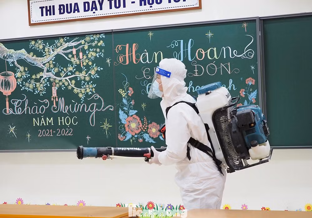 Kết thúc buổi học, bộ phận lao công thực hiện nhiệm vụ vệ sinh theo quy định: Khử khuẩn phòng học, tay nắm cửa, cầu thang, hành lang. Trong suốt buổi học, lớp học luôn mở thông thoáng và không sử dụng điều hòa.