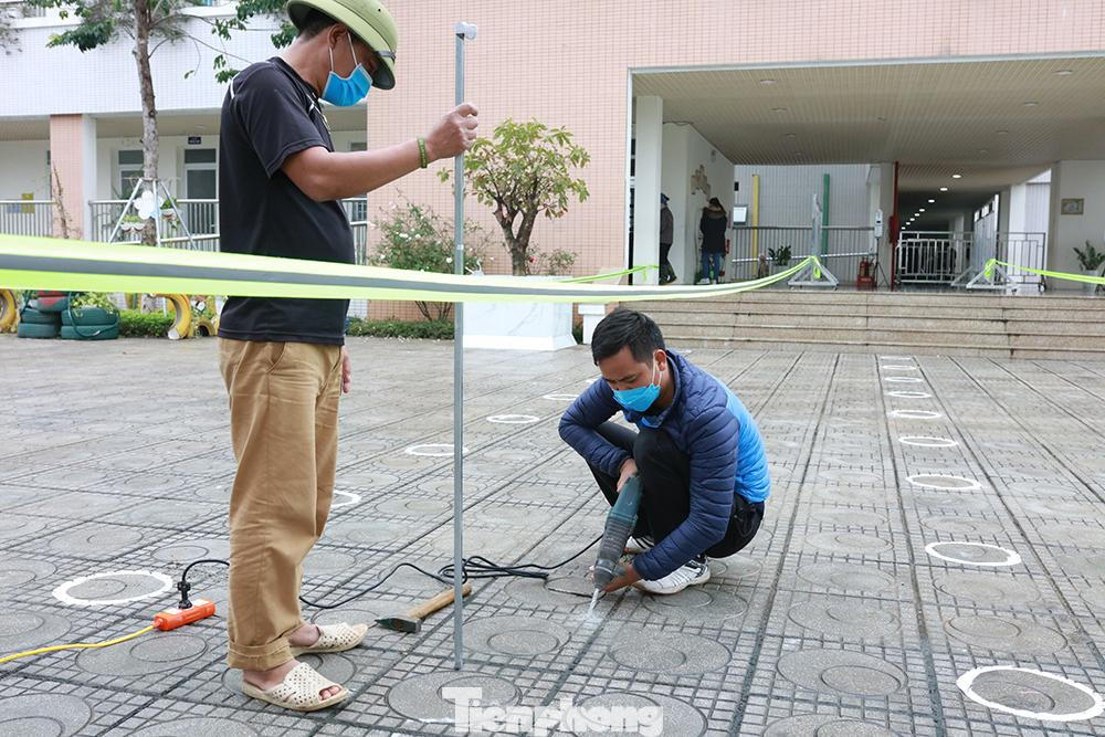 Bên ngoài cổng trường,công tác phân luồng cho học sinh đang được gấp rút chuẩn bị