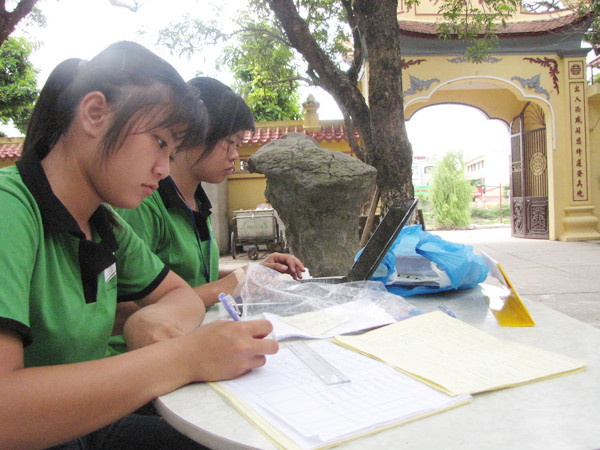 Bàn sinh viên tình nguyện tiếp nhận sĩ tử trong sân chùa. Các sinh viên tình nguyện cho biết, đến chiều 3 – 7, có hơn 100 sĩ tử và người nhà đến trọ trong chùa.