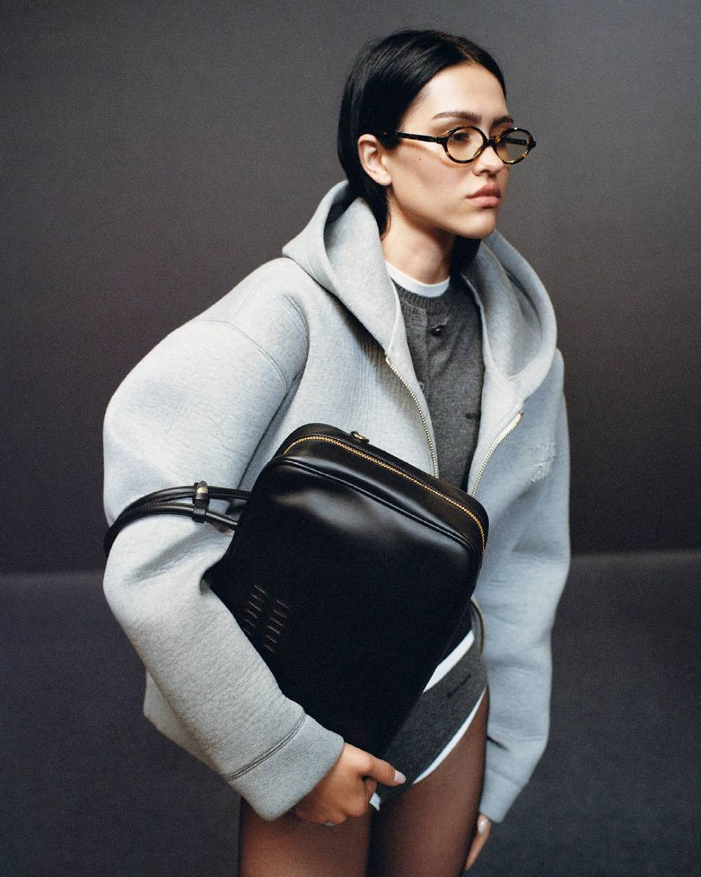 Diện mạo all-grey không bao giờ lỗi mốt nhưng những dạo này mới chính thức là thời kỳ bùng nổ của sắc xám. Diện mạo all-grey không bao giờ lỗi mốt nhưng những dạo này mới chính thức là thời kỳ bùng nổ của sắc xám.