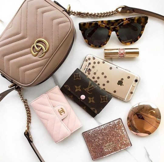 Hãy lựa chọn những chiếc túi có kích thước vừa phải, phù hợp với nhiều dịp.