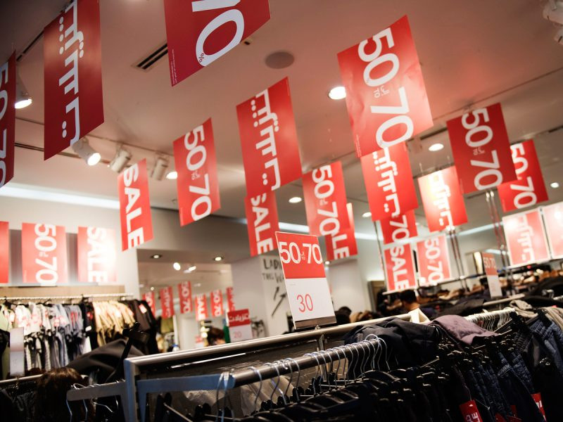 Quảng cáo sale sốc, ưu đãi đặc biệt chắc chắn sẽ bủa vây chúng ta từ đây đến Tết.