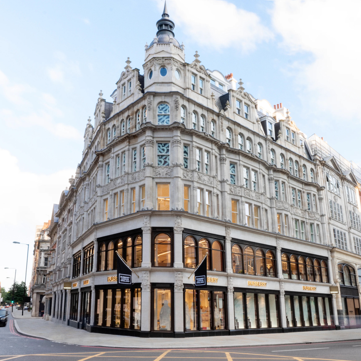 Kiến trúc đồ sộ của cửa hàng flagship Burberry tại London, Anh.