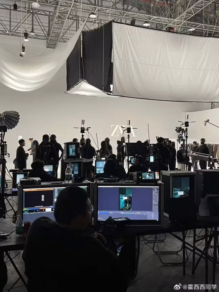 Zara đã ra mắt concept livestream mới trên Douyin, do siêu mẫu You Tianyi chủ trì.