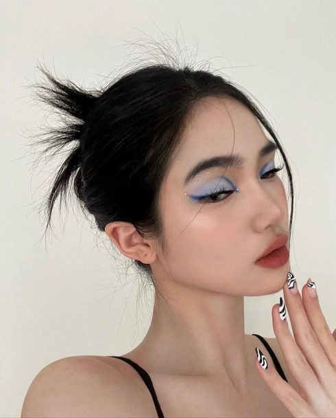 Đôi mắt được make-up tông xanh cực kì ấn tượng và cá tính, trông vừa retro lại vừa tương lai. Đôi mắt được make-up tông xanh cực kì ấn tượng và cá tính, trông vừa retro lại vừa tương lai.