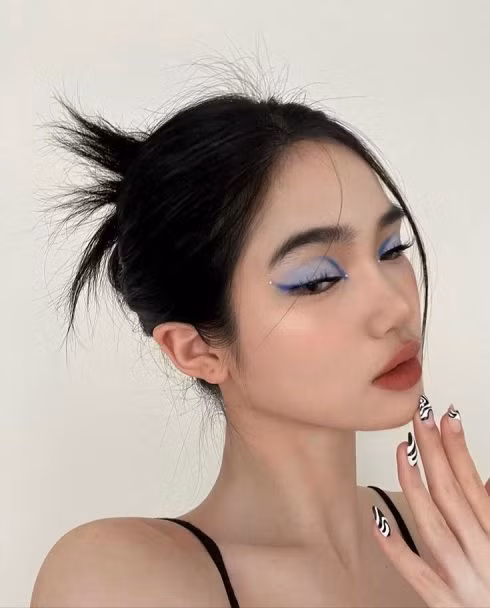 Đôi mắt được make-up tông xanh cực kì ấn tượng và cá tính, trông vừa retro lại vừa tương lai. Đôi mắt được make-up tông xanh cực kì ấn tượng và cá tính, trông vừa retro lại vừa tương lai.