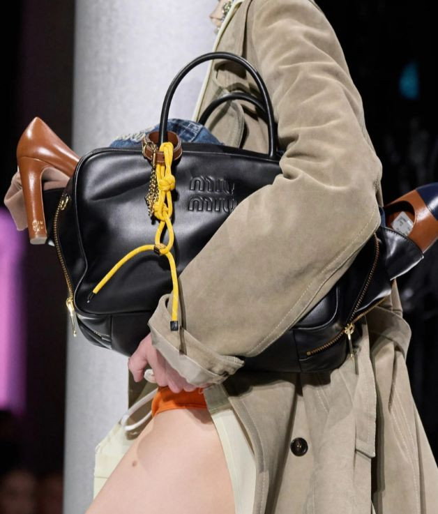 Miu Miu với chiếc túi da bóng cùng một chiếc giày cao gót như sắp rơi ra ngoài.