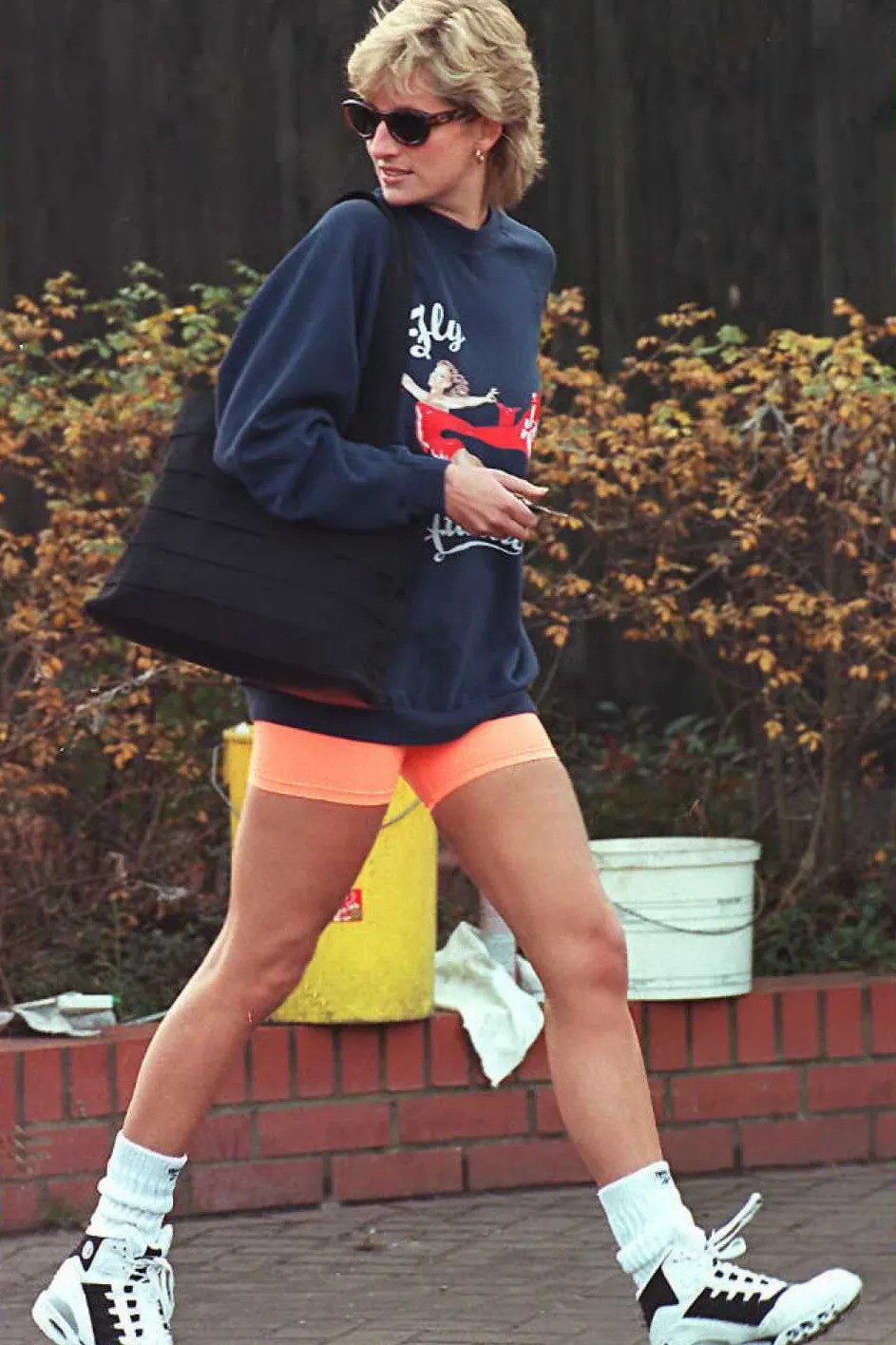 Chiếc tất không quá dày, không quá mỏng, mềm mại ôm sát hoàn hảo mắt cá chân đã cùng Công nương Diana ghi lại dấu ấn của nàng trong làng thời trang. Chiếc tất không quá dày, không quá mỏng, mềm mại ôm sát hoàn hảo mắt cá chân đã cùng Công nương Diana ghi lại dấu ấn của nàng trong làng thời trang.