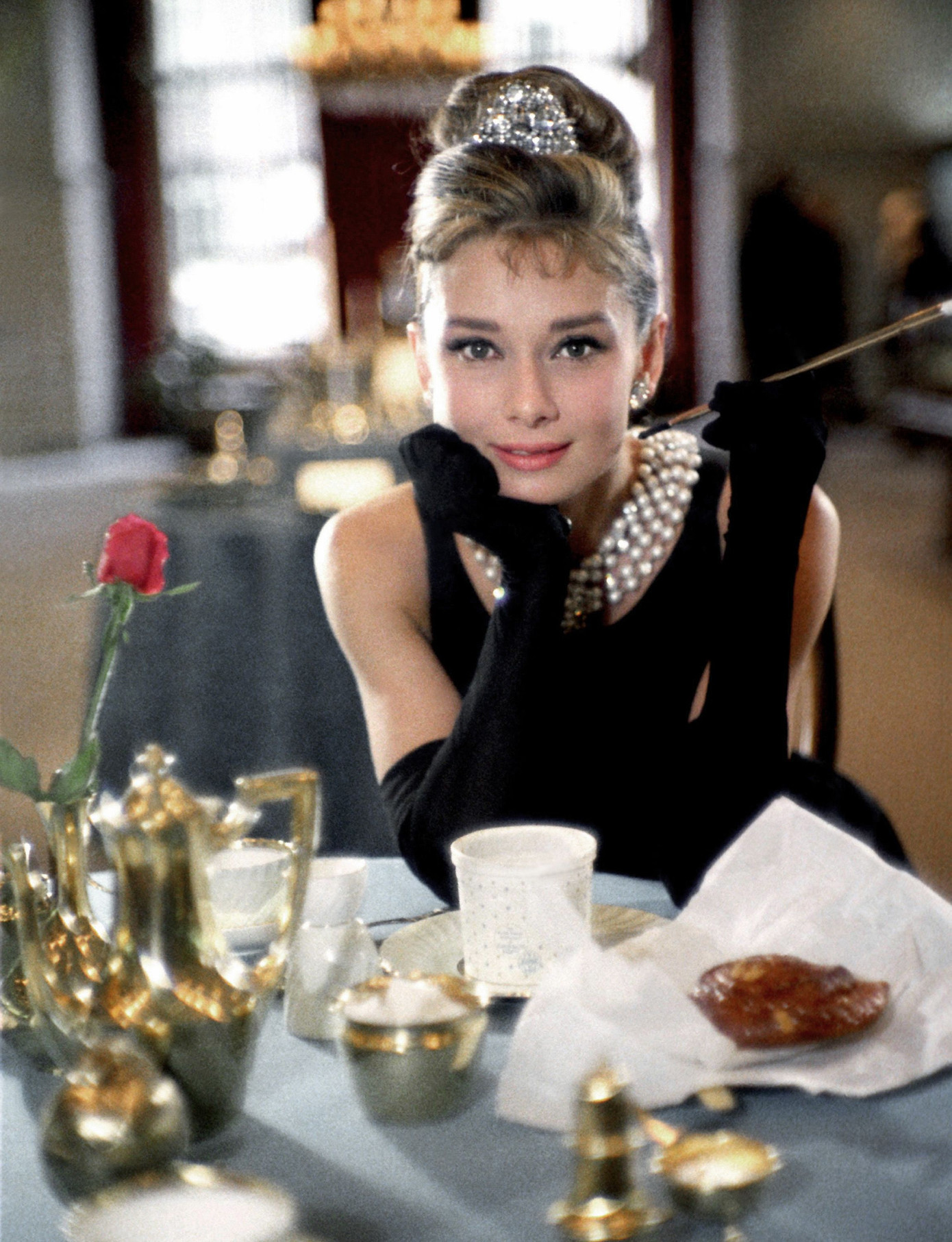 Minh tinh Audrey Hepburn trong Breakfast at Tiffany’s.