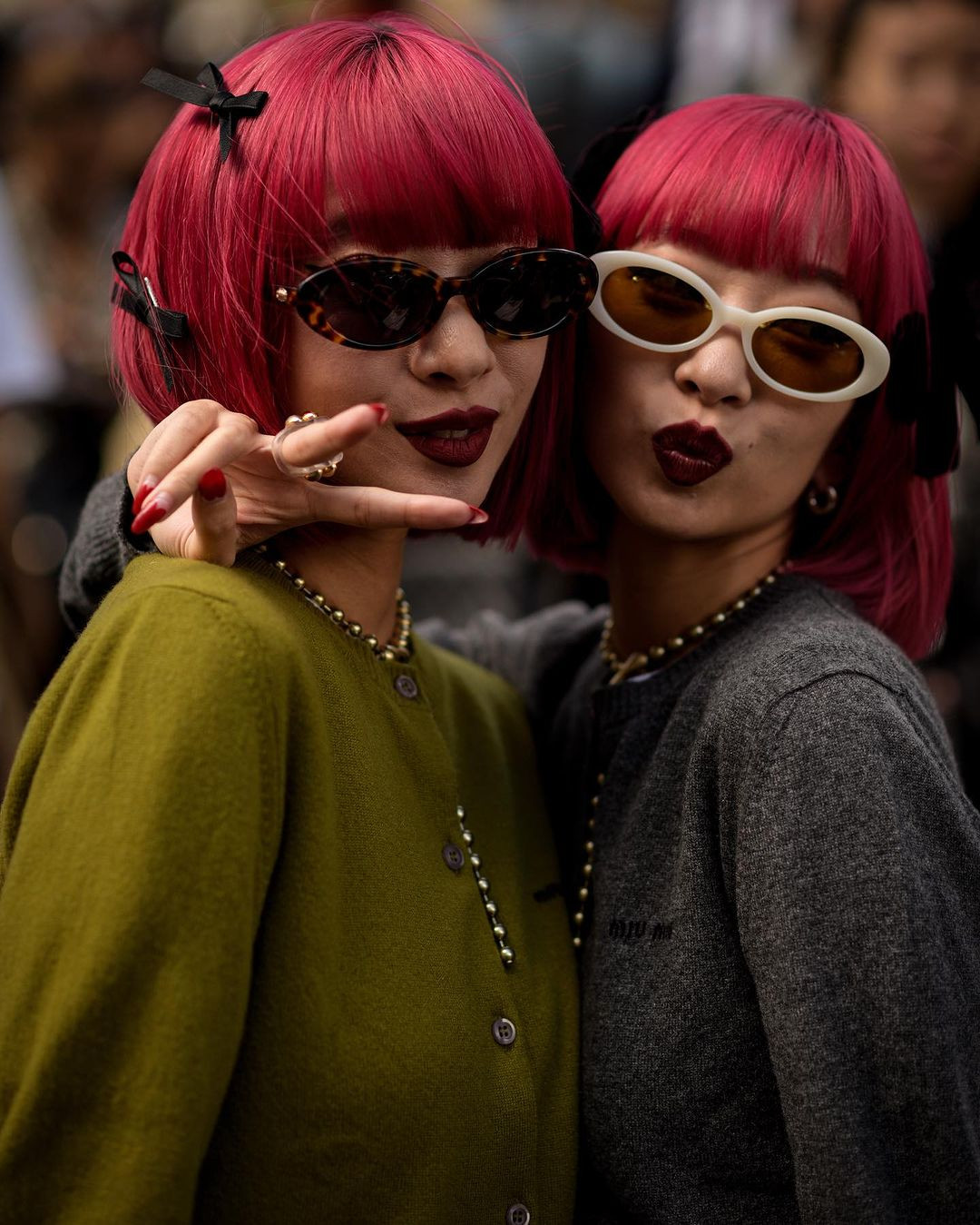 Mái tóc bob màu hồng fuschia dễ nhận diện đã giúp họ thu hút các tín đồ thời trang và đạt được độ tương tác cao trên Internet khiến các đối thủ đáng gờm đều phải dè chừng. Mái tóc bob màu hồng fuschia dễ nhận diện đã giúp họ thu hút các tín đồ thời trang và đạt được độ tương tác cao trên Internet khiến các đối thủ đáng gờm đều phải dè chừng.