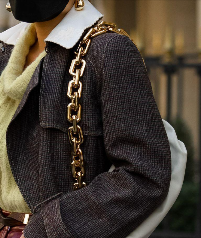 Cứ thấy xích bản lớn là outfit trông thời thượng hẳn.