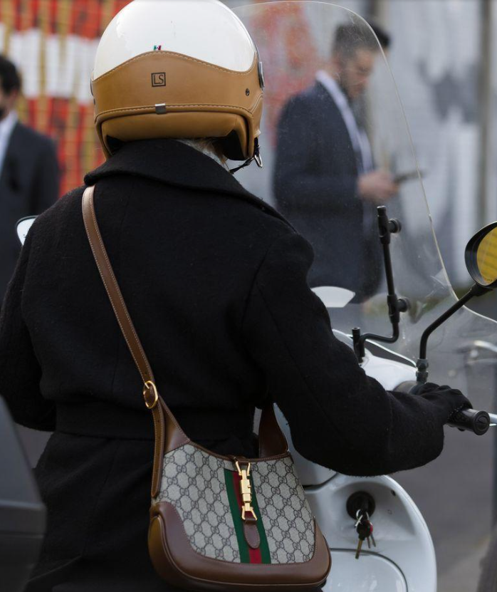 Nếu bạn muốn sở hữu một chiếc túi luôn luôn on trend, đừng ngần ngại mua ngay chiếc có dập logo monogram của thương hiệu.