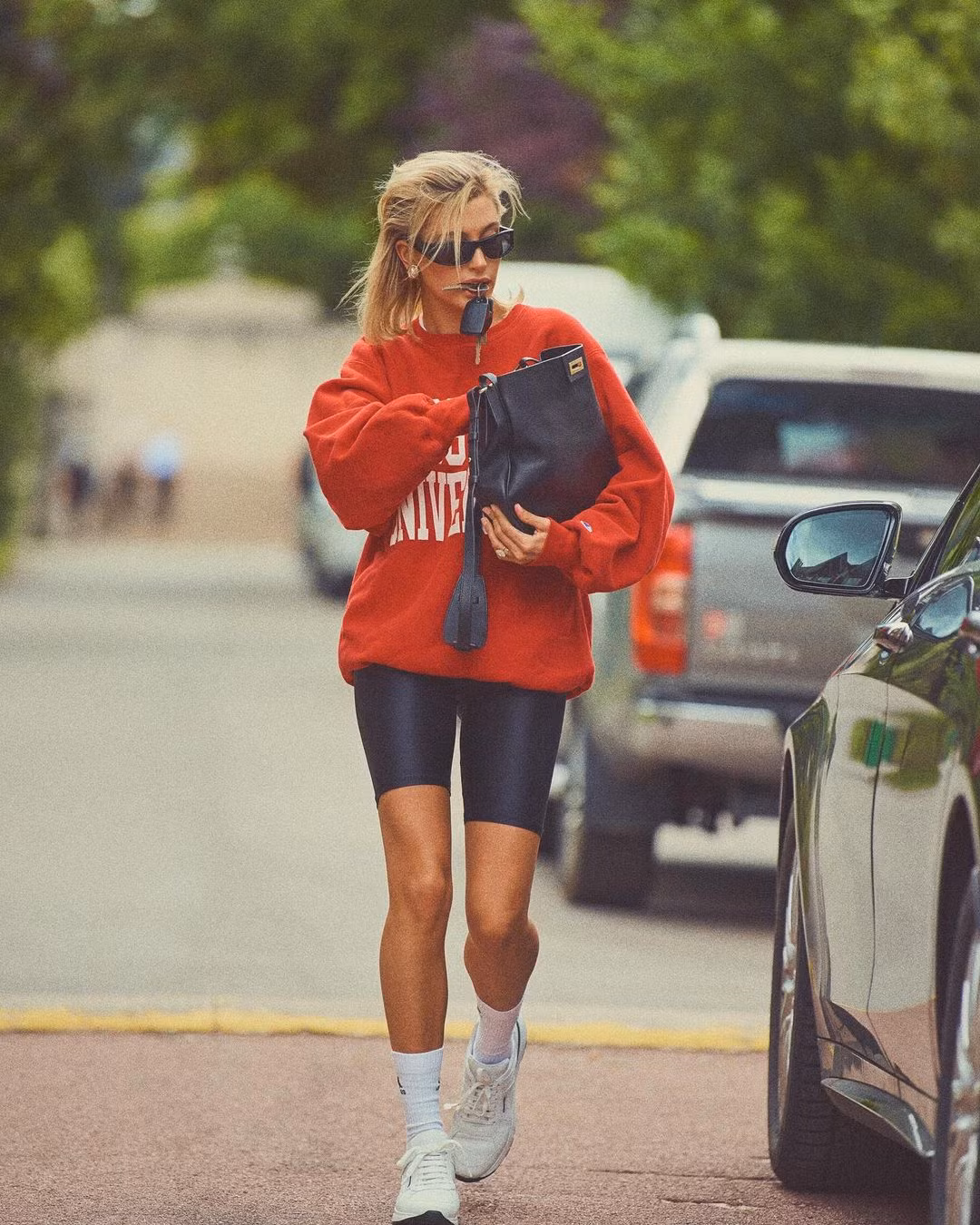 Hailey cũng là một tín đồ vintage, túi xách và phụ kiện của cô nàng phần lớn được lấy cảm hứng từ thập niên 90.
