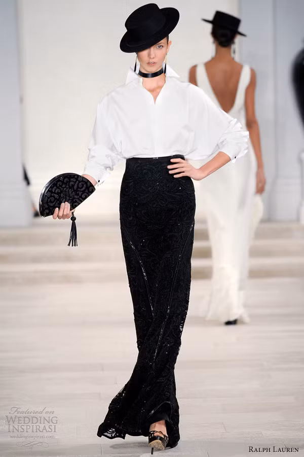 Hình ảnh kinh điển của Ralph Lauren cùng công thức phối đồ sơ mi trắng và váy dài đen.