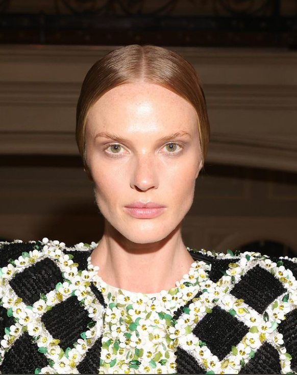 Trông tổng thể như một bức tranh chân dung người đẹp, vừa cổ điển vừa thanh lịch, lãng mạn. Trông tổng thể như một bức tranh chân dung người đẹp, vừa cổ điển vừa thanh lịch, lãng mạn.