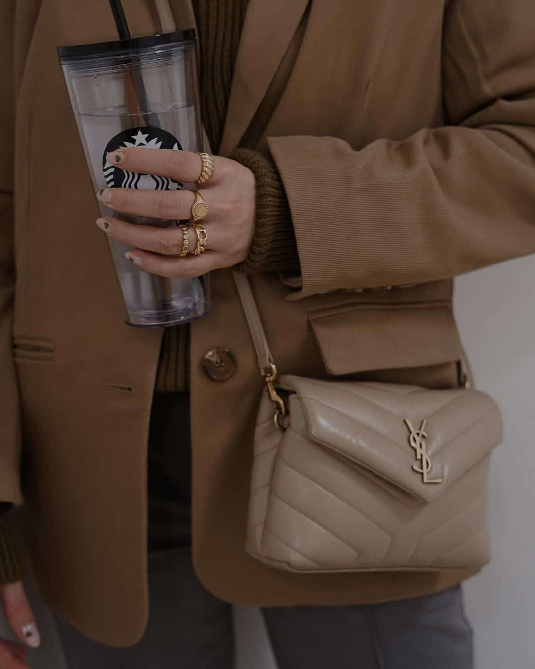 Với số tiền lớn mà bạn sắp bỏ ra để mua sắm, hãy nghĩ về tương lai dài hạn và số lần bạn có thể dùng được chiếc túi ấy.