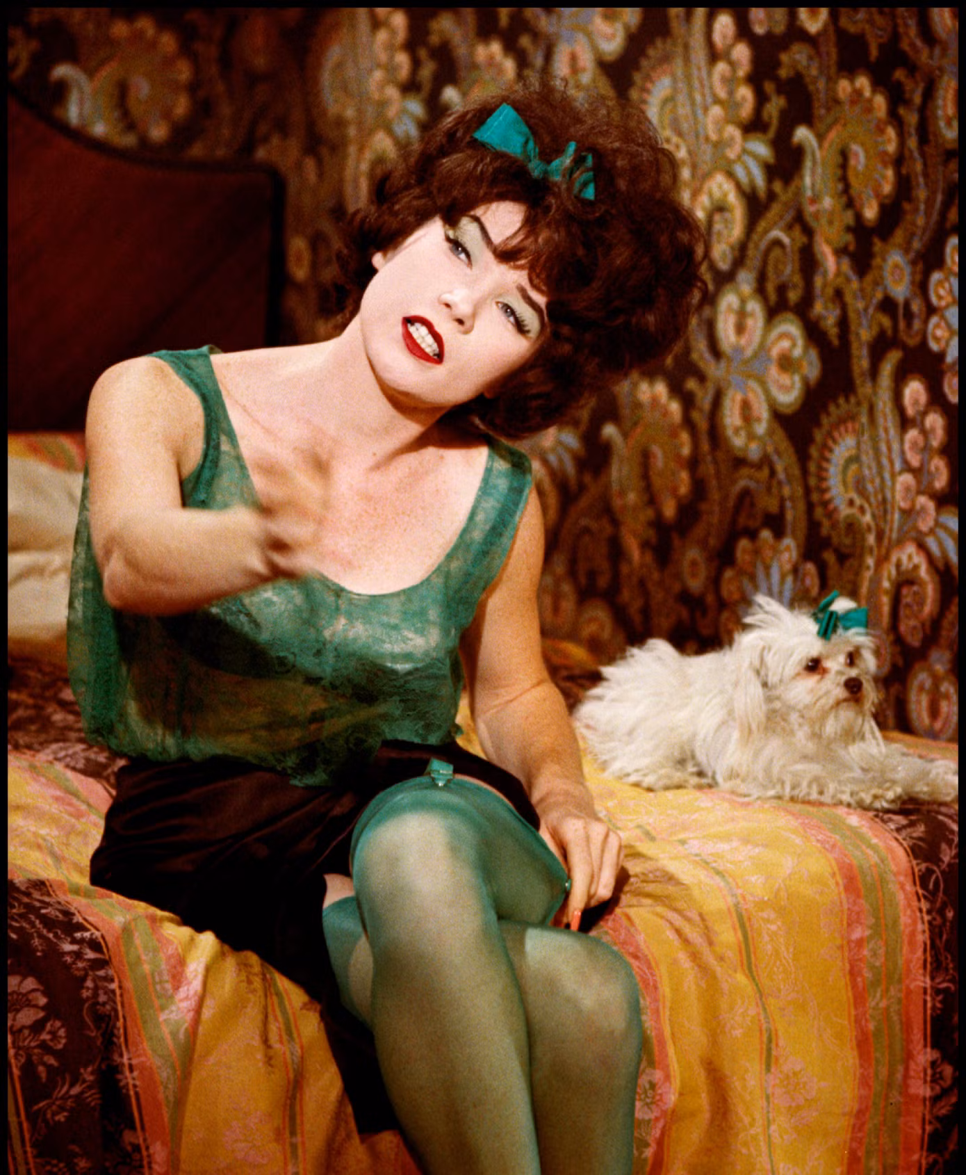 Nhân vật Irma trong bộ phim Irma La Douce và đôi tất da màu xanh lá siêu xuyên thấu. Nhân vật Irma trong bộ phim Irma La Douce và đôi tất da màu xanh lá siêu xuyên thấu.