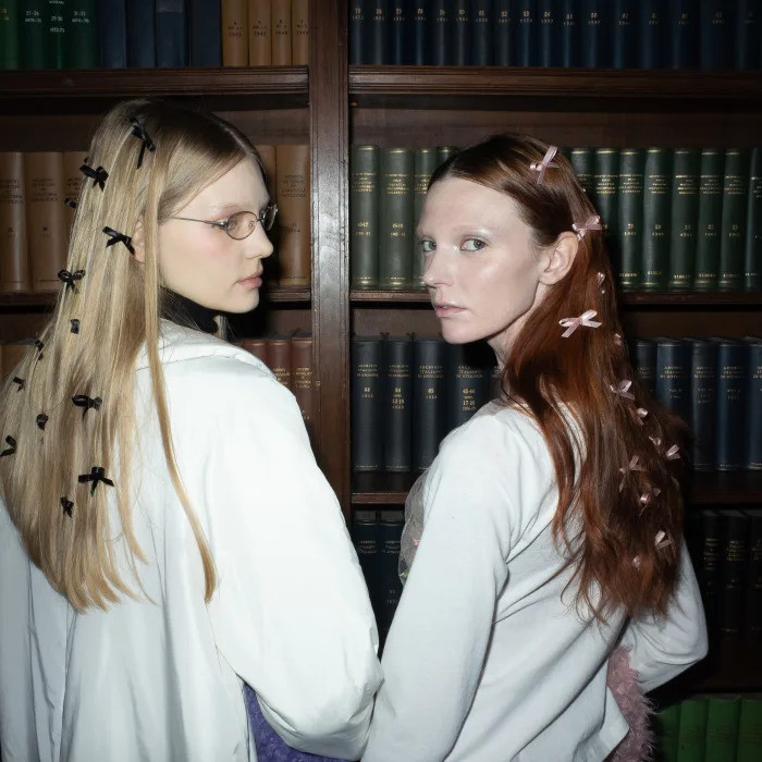 Điệu đà một cách tự nhiên, không thái quá là điều mà những chiếc ruy băng dễ thương đem lại. Điệu đà một cách tự nhiên, không thái quá là điều mà những chiếc ruy băng dễ thương đem lại.