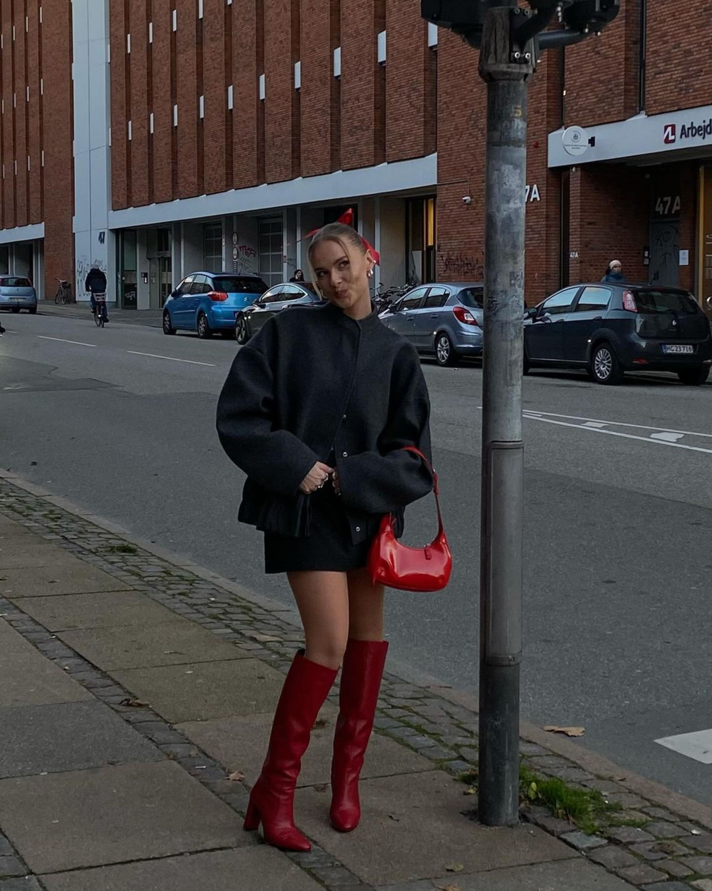 Bạn hoàn toàn có thể gây ấn tượng bằng một điểm nhấn nhẹ nhàng là chiếc túi xách màu đỏ rực, mũ nồi hoặc đôi giày đỏ.