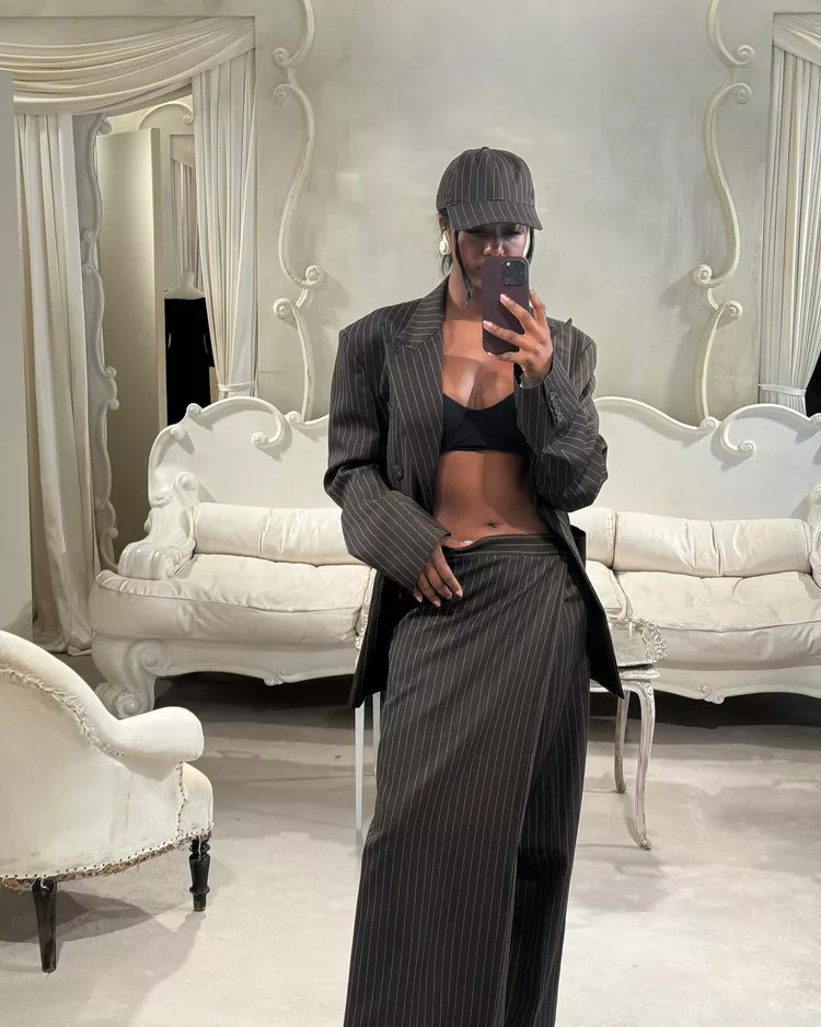 Nguyên set áo khoác và váy dài xám sọc sang trọng thanh lịch, mũ lưỡi trai và crop-top làm tốt nhiệm vụ giảm bớt sự nghiêm túc. Nguyên set áo khoác và váy dài xám sọc sang trọng thanh lịch, mũ lưỡi trai và crop-top làm tốt nhiệm vụ giảm bớt sự nghiêm túc.