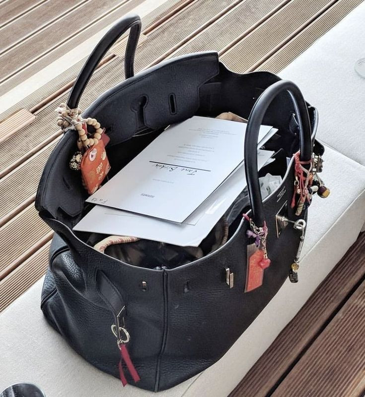 Dùng túi Hermès giá trị cả tỷ đồng để đựng đồ và quăng quật một cách thoải mái chính là đẳng cấp của người giàu có.