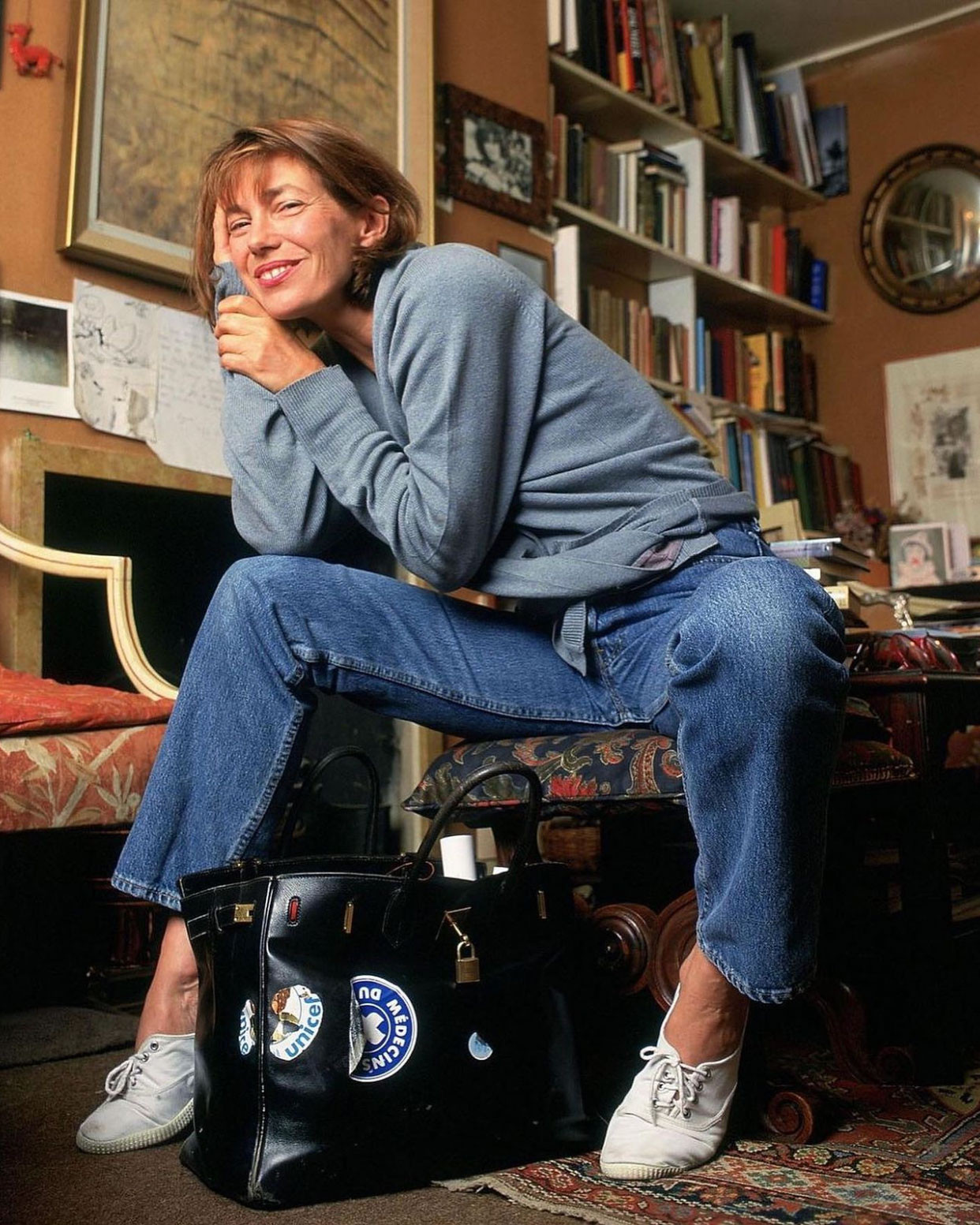 Nàng thơ của Hermès thậm chí còn dán lên túi vài bức ảnh độc đáo và treo vòng tay, chuỗi hạt lên tay cầm của túi, để chúng kêu leng keng khi bước đi.