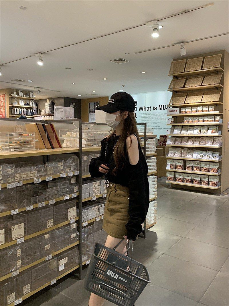 Hãy nhìn vào việc phải mua thêm móc mới có thể treo thêm được quần áo, son môi, kem nền đủ loại chưa kịp xài tới, phụ kiện bông tai, dây chuyền có mấy cái chưa đeo lần nào.