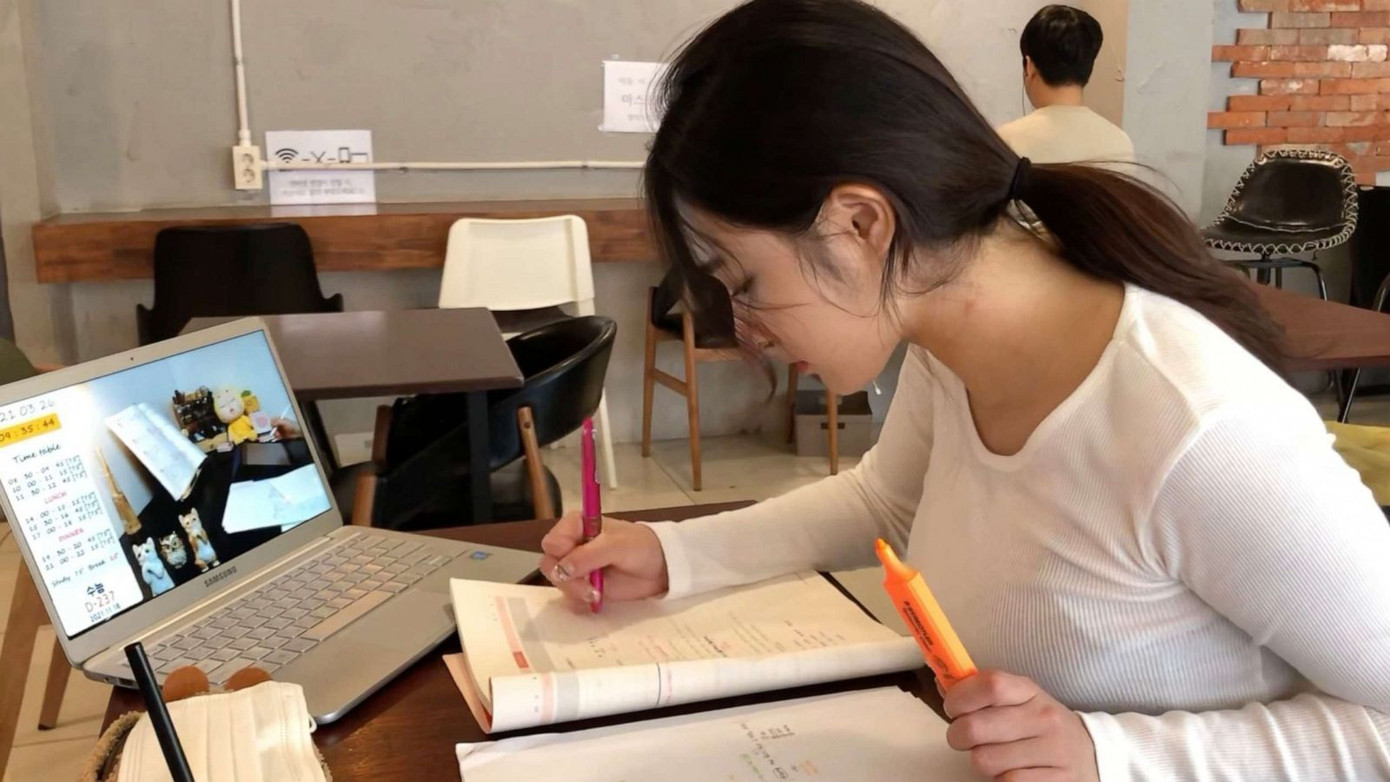 Nếu bạn không mạo hiểm và thay đổi điều gì đó, có thể bạn sẽ ngày càng lụi tàn trong cái công việc nhàm chán này.