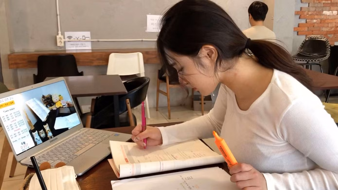 Nếu bạn không mạo hiểm và thay đổi điều gì đó, có thể bạn sẽ ngày càng lụi tàn trong cái công việc nhàm chán này.