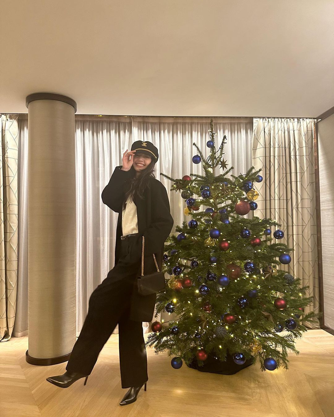 Full black cùng chất liệu tuýt là một cách đơn giản và đầy phong cách.