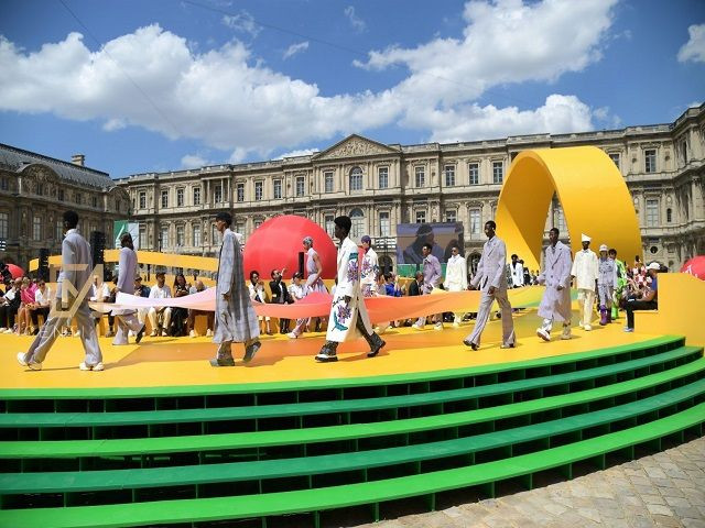 Một buổi trình diễn thường kéo dài 10 phút, tuy nhiên nếu nó được nhắc đến xuyên suốt cả 4 tuần lễ thời trang lớn thì có thể các tín đồ thời trang sẽ nhớ về nó nhiều năm sau. Một buổi trình diễn thường kéo dài 10 phút, tuy nhiên nếu nó được nhắc đến xuyên suốt cả 4 tuần lễ thời trang lớn thì có thể các tín đồ thời trang sẽ nhớ về nó nhiều năm sau.