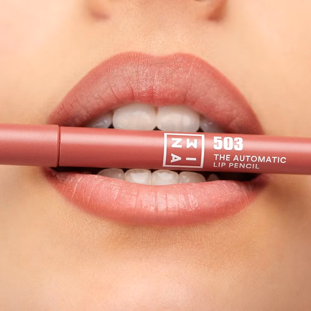 Chiếc bút chì kẻ môi mà thương hiệu nào cũng có, từ Chanel, Dior, NARS… đến các thương hiệu phổ thông như Silky Girl, NYX, Clio…
