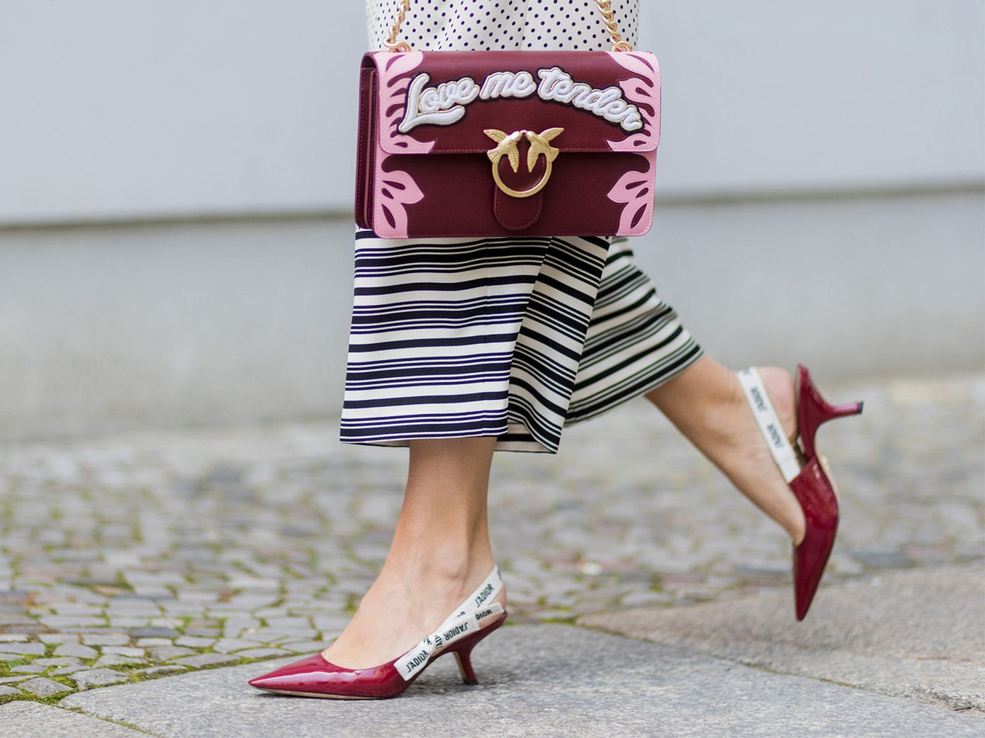 Dior cho ra mắt đôi slingbacks mang tên J’Adior vào năm 2017. Dior cho ra mắt đôi slingbacks mang tên J’Adior vào năm 2017.