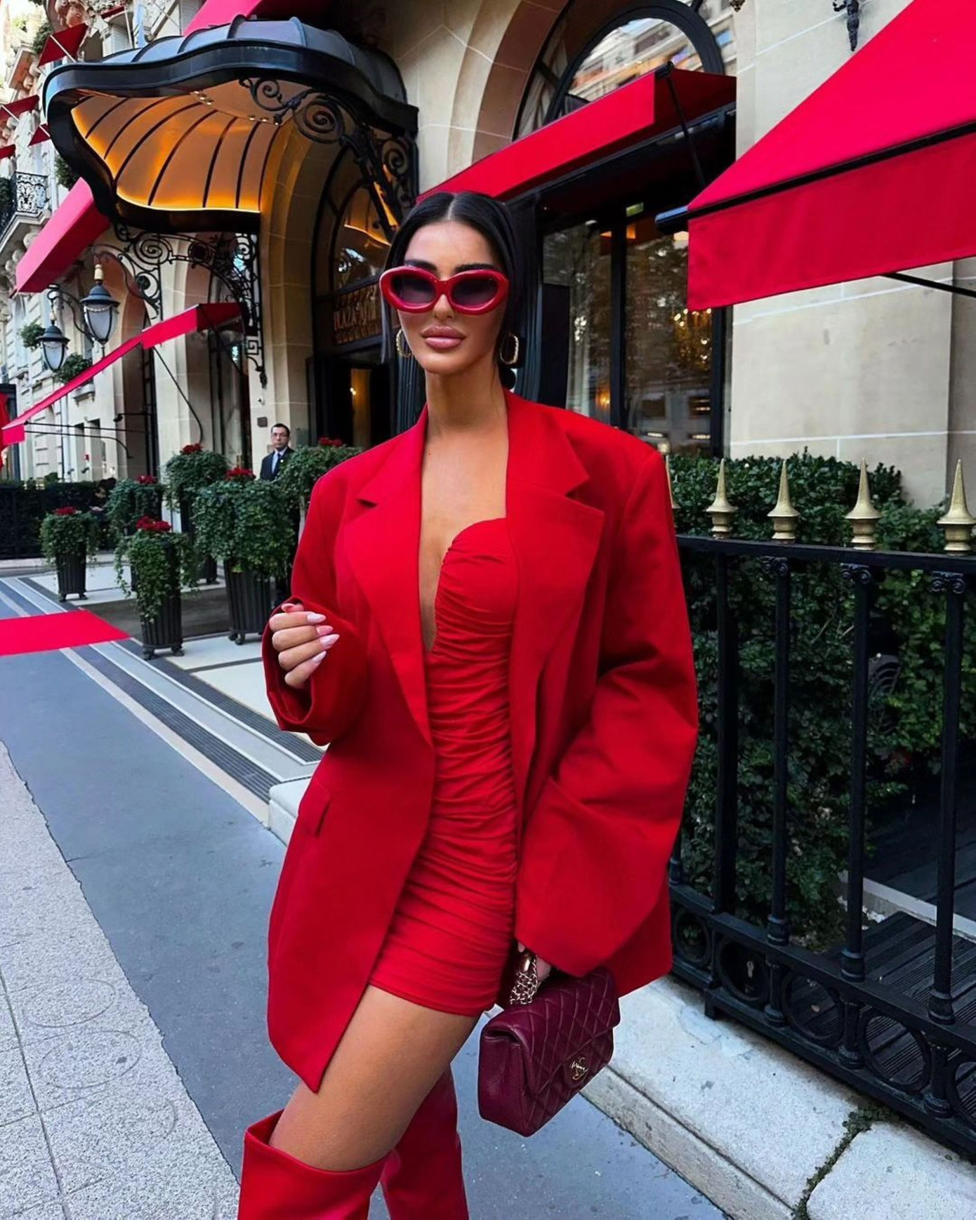 Các sắc độ đậm nhạt khác nhau của màu đỏ sẽ giúp bạn nổi bật giữa trời Đông lạnh lẽo.