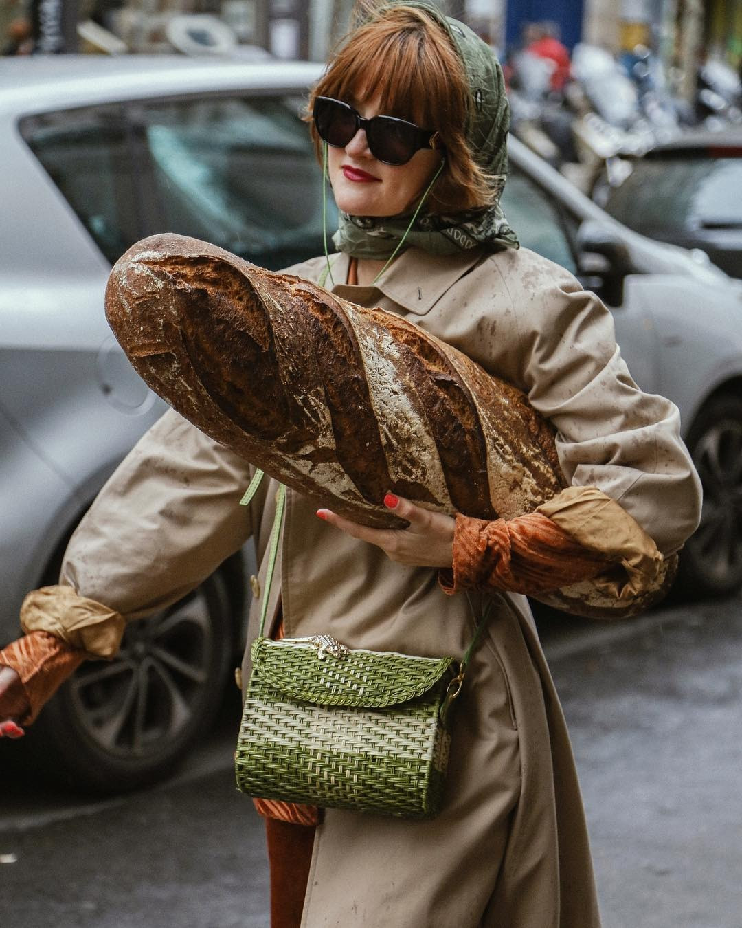 Hình ảnh thanh lịch và nhẹ nhàng của nàng Parisian đi dạo trên phố cùng một chiếc bánh mì Baguette mới nướng luôn để lại một ấn tượng khó phai.