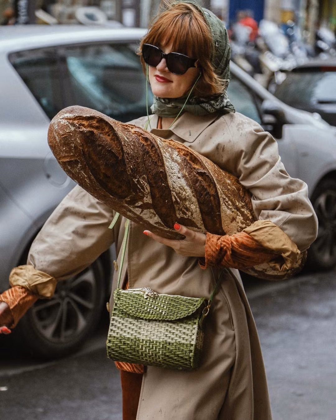 Hình ảnh thanh lịch và nhẹ nhàng của nàng Parisian đi dạo trên phố cùng một chiếc bánh mì Baguette mới nướng luôn để lại một ấn tượng khó phai. Hình ảnh thanh lịch và nhẹ nhàng của nàng Parisian đi dạo trên phố cùng một chiếc bánh mì Baguette mới nướng luôn để lại một ấn tượng khó phai.