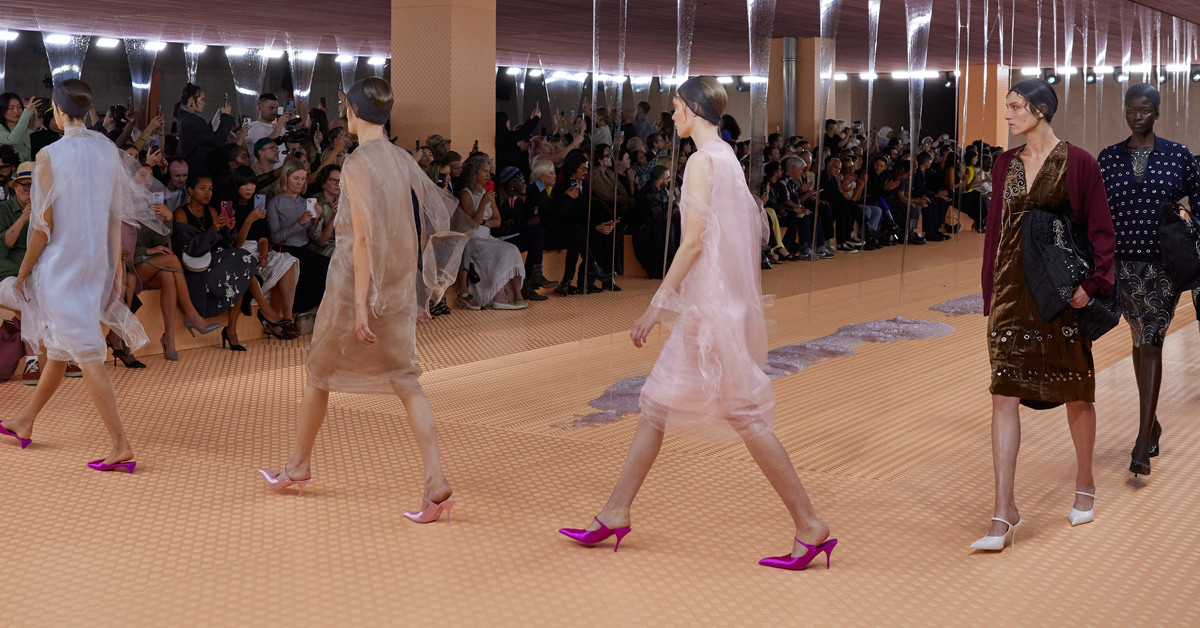 Prada tiến lên mạnh mẽ là nhờ nỗ lực trong việc cải thiện mức độ khao khát thương hiệu. Prada tiến lên mạnh mẽ là nhờ nỗ lực trong việc cải thiện mức độ khao khát thương hiệu.