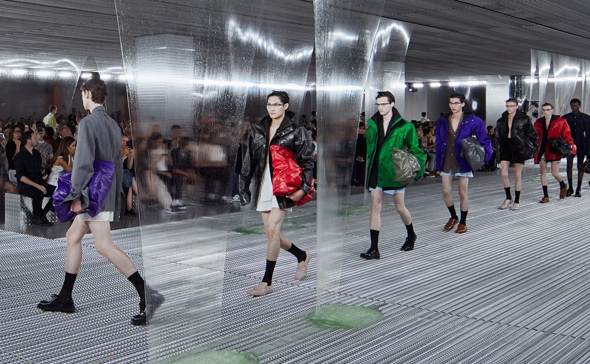 Bất chấp tình hình cạnh tranh đầy thách thức, Prada vẫn duy trì quỹ đạo đi lên của mình. Bất chấp tình hình cạnh tranh đầy thách thức, Prada vẫn duy trì quỹ đạo đi lên của mình.