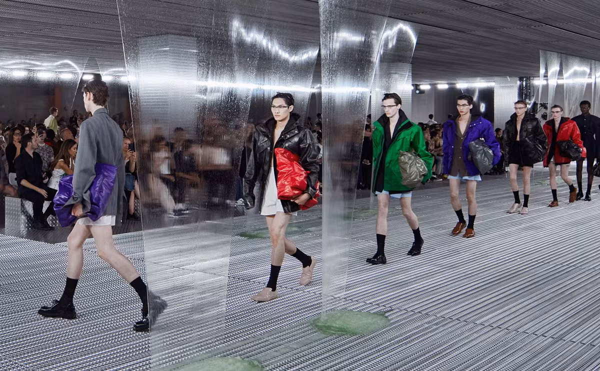 Bất chấp tình hình cạnh tranh đầy thách thức, Prada vẫn duy trì quỹ đạo đi lên của mình.
