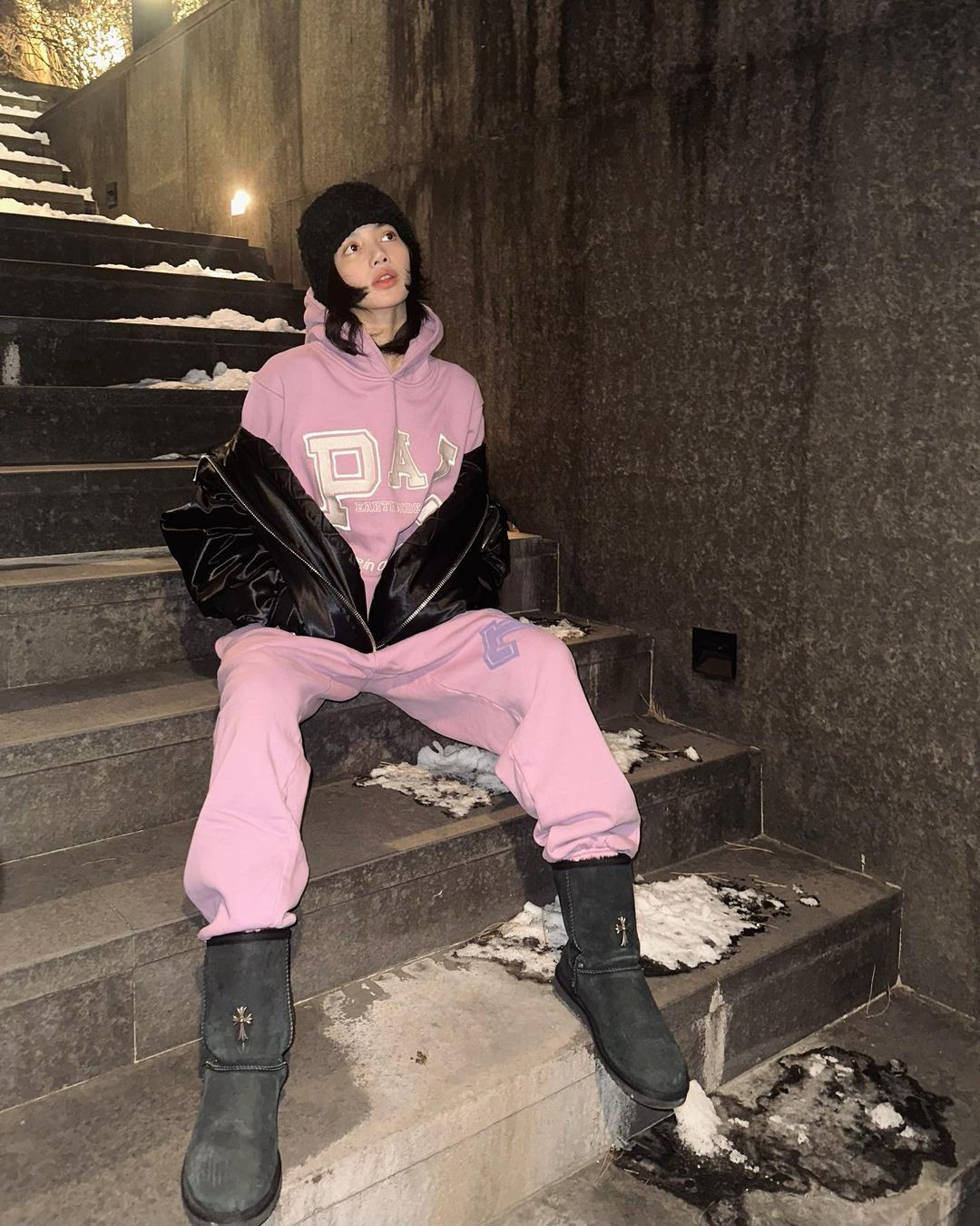 Hai chiếc áo khoác tương phản phong cách này tạo ra một kết hợp thú vị, rất hợp với street style và thể hiện phong cách cá nhân của Lisa.