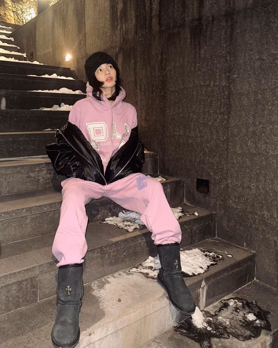 Hai chiếc áo khoác tương phản phong cách này tạo ra một kết hợp thú vị, rất hợp với street style và thể hiện phong cách cá nhân của Lisa.