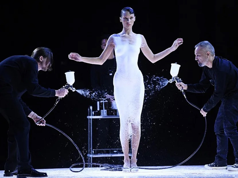 Coperni với chiếc váy được tạo ra ngay tại sàn diễn, trên cơ thể của người mẫu Bella Hadid.