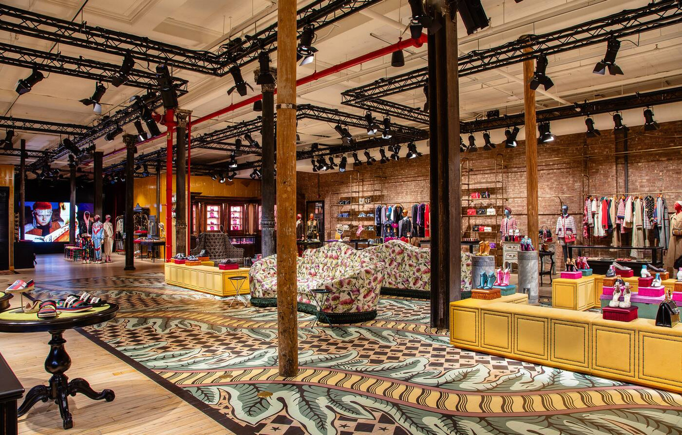 Tại đây, bạn không chỉ mua sắm mà còn có thể tham gia các hoạt động khác. Chẳng hạn như nhâm nhi một tách cà phê và tham quan phòng trưng bày.