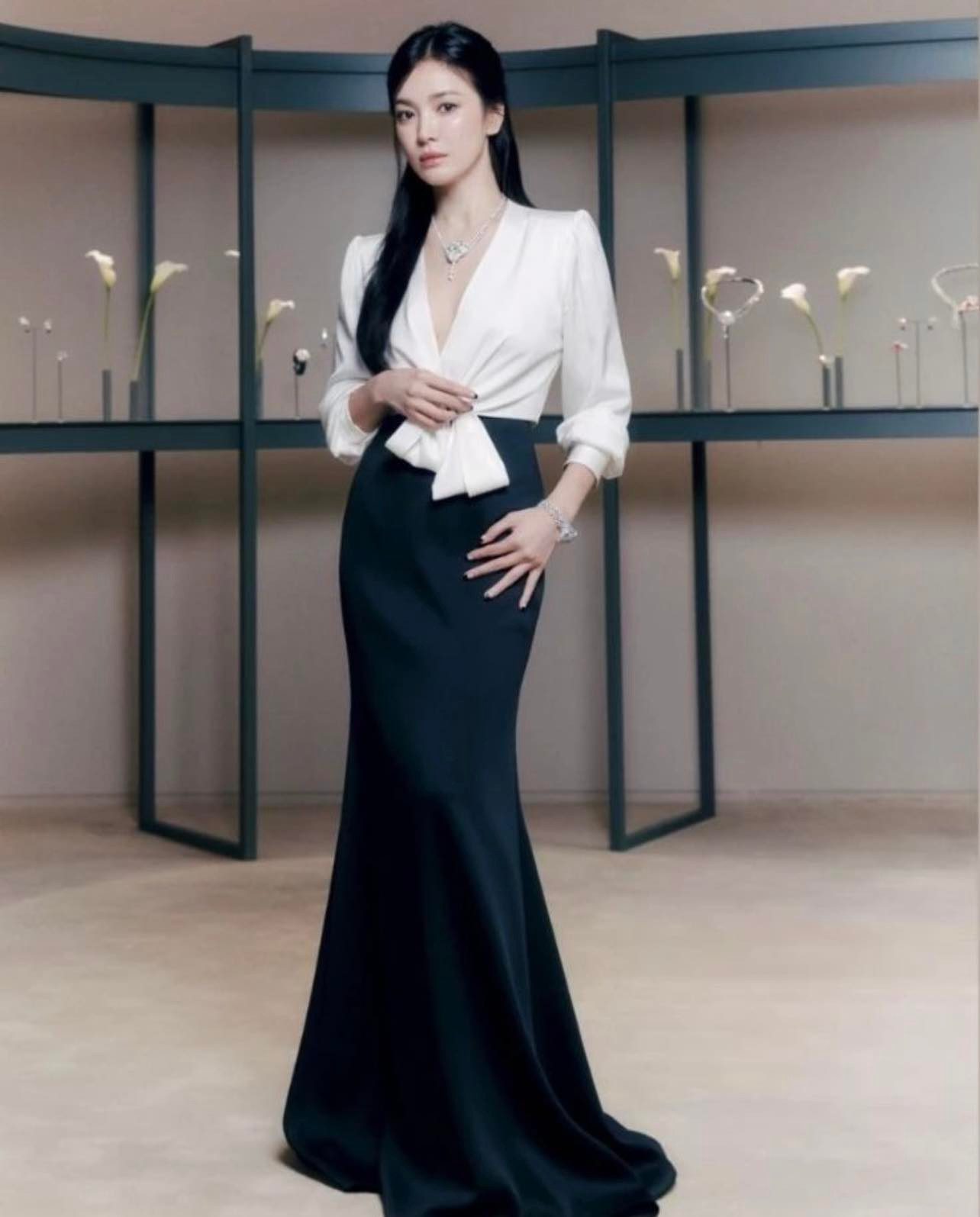 Công thức phối đồ váy đen đuôi cá dài và sơ mi trắng chính là &quot;chiến thần&quot; mặc lên là auto nổi.