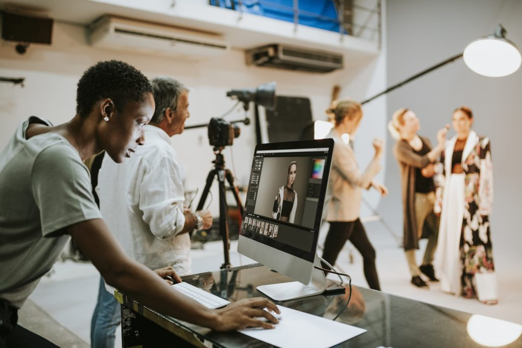 Ngành thời trang luôn phải chạy đua với thời gian và công việc. Đằng sau những sự kiện hoành tráng và con số kinh doanh ấn tượng là những con người không được phép gục ngã. Ngành thời trang luôn phải chạy đua với thời gian và công việc. Đằng sau những sự kiện hoành tráng và con số kinh doanh ấn tượng là những con người không được phép gục ngã.