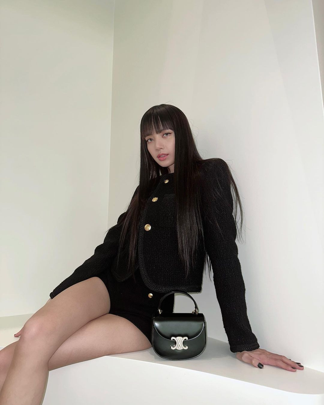 Lisa chọn một bộ đồ vải tuýt toàn màu đen và cô nàng trông sang trọng thanh lịch hết sức.